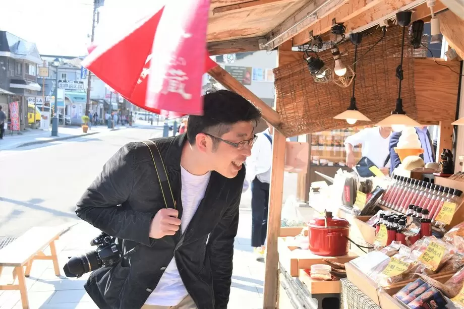 小樽の商店街で取材中のまいぷれ編集部スタッフ